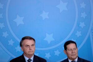 Read more about the article Bolsonaro nomeia oncologista para ministro da Saúde