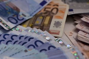 Read more about the article UE vai ao mercado buscar 800 mil milhões de euros para financiar recuperação da crise da covid-19