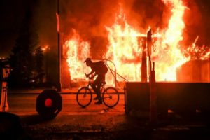 Read more about the article Homem morre atingido por disparos durante protesto pela morte de afro-americano