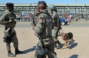 Read more about the article Agente da polícia baleia mulher após discussão de dívida de 700 kwanzas no centro de Moçambique