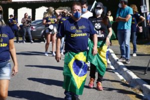 Read more about the article Apoiantes de Bolsonaro pedem intervenção militar em frente à sede do Exército