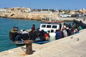 Read more about the article Cerca de 150 migrantes africanos chegam à ilha italiana de Lampedusa num dia