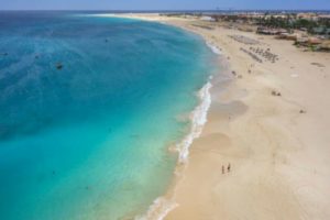 Read more about the article Praias de Cabo Verde reabrem com hora marcada e até oito familiares juntos