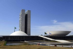 Read more about the article Políticos brasileiros milionários recebem auxílio do Governo para desempregados