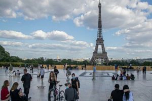 Read more about the article França bate recorde com 13.498 novos doentes num só dia