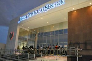 Read more about the article Pastores angolanos da universal tomam igrejas em Luanda
