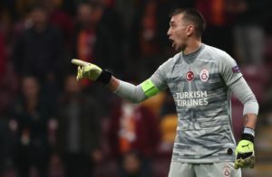 Read more about the article Guarda-redes uruguaio Fernando Muslera sofre fratura de tíbia e perónio