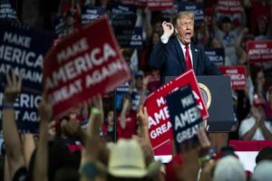 Read more about the article Chefe da campanha de Trump em 2016 foi conivente com espião russo, diz Senado