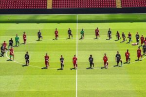 Read more about the article Jogadores do Liverpool ajoelham em suporte aos manifestantes no caso George Floyd