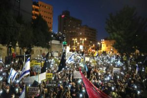 Read more about the article Milhares de manifestantes protestam em Israel contra corrupção e gestão da pandemia