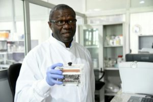 Read more about the article Professor Happi, o cientista que combate as epidemias no coração da Nigéria