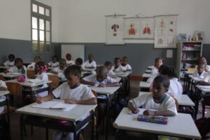 Read more about the article Aulas no ensino primário continuam suspensas
