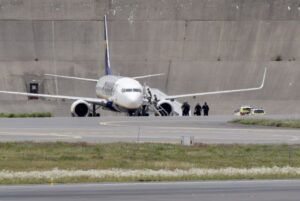 Read more about the article Dois homens detidos no Reino Unido em voo da Ryanair escoltado por caças