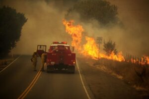 Read more about the article Milhares de pessoas estão a fugir dos incêndios na Califórnia