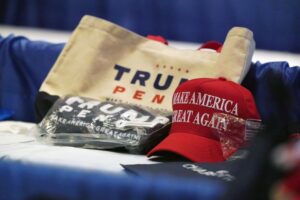 Read more about the article Trump realiza comício em recinto fechado em violação das regras sanitárias