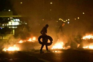 Read more about the article Distúrbios na Suécia depois de militantes de extrema-direita queimarem um Corão