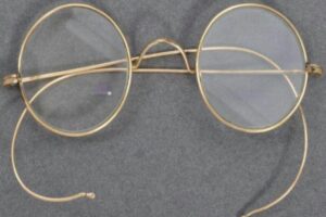 Read more about the article Par de óculos de Gandhi é leiloado na Inglaterra