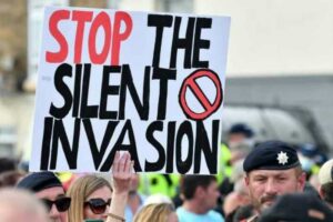 Read more about the article Reino Unido tem dia de manifestações pró e contra migrantes