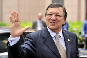Read more about the article Até ao final do ano poderá haver autorização para algumas vacinas, diz Durão Barroso
