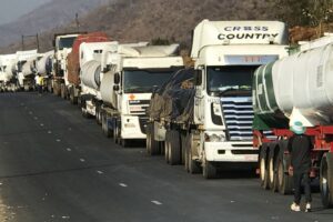 Read more about the article Camionistas desafiam o medo na fronteira de Moçambique com Zimbabué