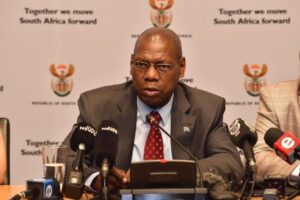 Read more about the article Ministro da Saúde da África do Sul testou positivo
