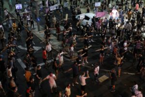 Read more about the article Protestos contra Netanyahu continuam apesar das restrições