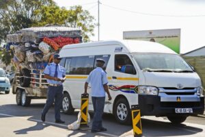 Read more about the article Colisão entre miniautocarro e camião faz 13 mortos no leste da África do Sul
