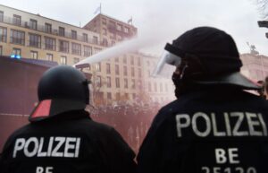 Read more about the article Polícia de Berlim usa canhões de água contra manifestação anti-restrições