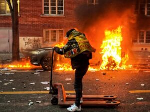 Read more about the article Confrontos e atos de vandalismo marcam manifestação contra projeto-lei polémico em Paris