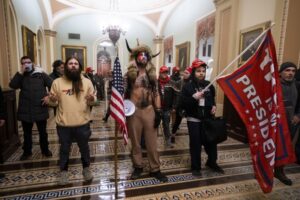 Read more about the article Julgamento de Trump arranca com imagens de assalto ao Capitólio