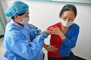 Read more about the article China administrou 74,96 milhões de doses de vacinas