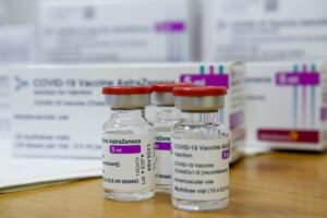 Read more about the article EMA conclui “possível ligação” de vacina da AstraZeneca e coágulos mas insiste em benefícios