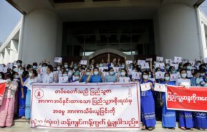 Read more about the article Centenas de manifestantes protestam contra golpe de Estado em Rangum, Myanmar