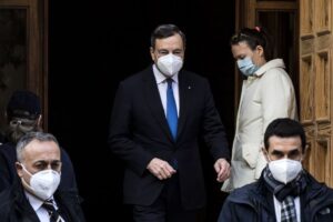 Read more about the article Draghi consulta partidos, Berlusconi apoia e Conte pede um Governo político