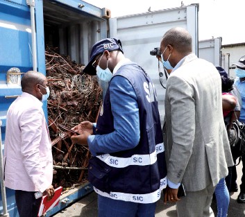 Polícia angolana apreende 11 mil toneladas de cabos de cobre roubados que iam ser exportados