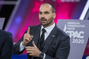 Read more about the article Deputado brasileiro Eduardo Bolsonaro pede autorização para exercer mandato a partir dos EUA