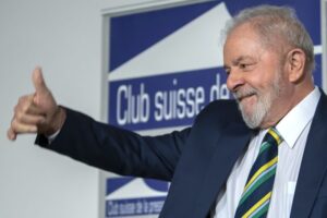 Read more about the article Lula da Silva diz que concorrerá à Presidência do Brasil se for favorito à vitória