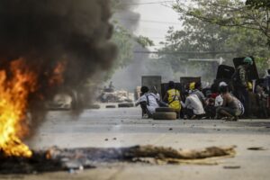 Read more about the article Junta declara lei marcial em duas áreas de Rangum, após 18 mortos em confrontos