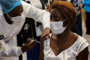 Read more about the article Países africanos defendem produção local de vacinas para evitar atrasos