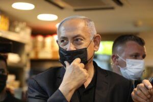 Read more about the article Netanyahu acusa procuradores do seu julgamento por corrupção de o quererem destituir