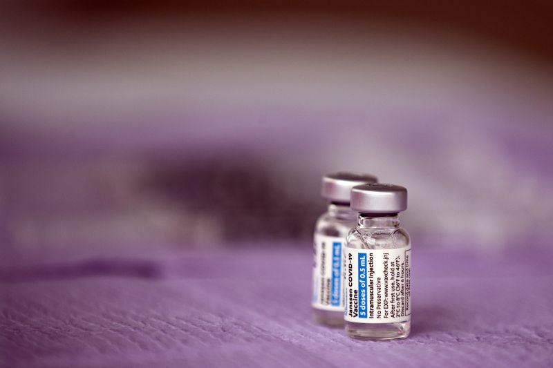 Autoridades de saúde dos EUA recomendam suspender vacina J&J para investigar efeitos
