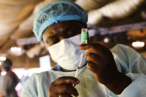 Read more about the article Governo vai gastar mais 27,8 milhões de euros para adquirir vacinas através da União Africana
