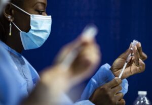 Read more about the article Menos de 1/3 dos países africanos vacinou totalmente 10% da população