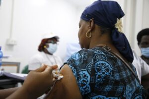 Read more about the article Objetivo realista da União Africana é vacinar 20% da população até final do ano