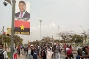 Read more about the article Manifestantes protestam em Luanda por alternância política