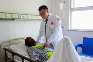 Read more about the article China negoceia envio de sexta equipa médica para Angola