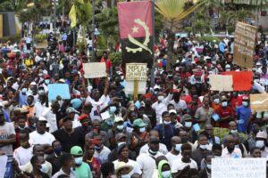 Read more about the article Milhares marcham em Luanda gritando “fora, MPLA” e defendendo líder deposto da UNITA