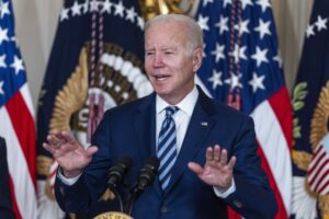 Read more about the article Joe Biden diz que não há “motivo para pânico” com a variante Ómicron