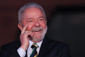 Read more about the article Lula da Silva mantém liderança em sondagem sobre as presidenciais do Brasil