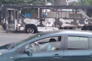 Read more about the article Confrontos e vandalismo marcam primeiras horas de greve dos taxistas em Luanda